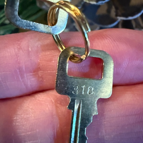 Authentic Louis Vuitton brass lock and key perfect for your Louis Vuitton set - Picture 5 of 5